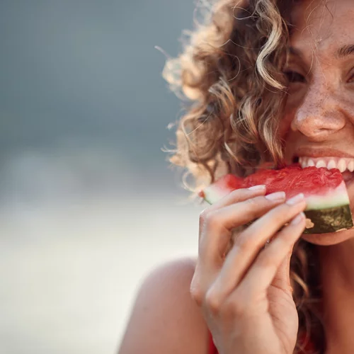 Πώς θα αναπληρώσεις τους ηλεκτρολύτες που χάνεις το καλοκαίρι;