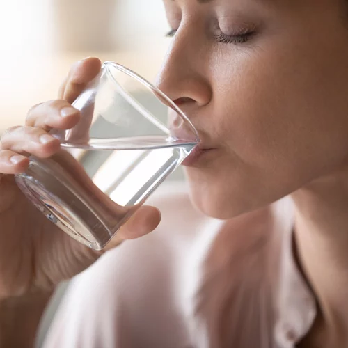 6 ασυνήθιστα σημάδια αφυδάτωσης που πρέπει να γνωρίζεις