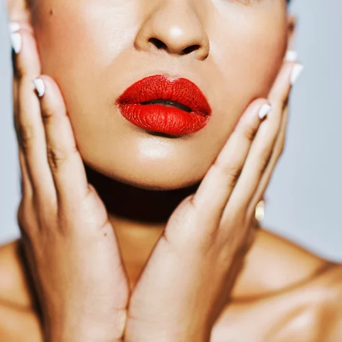 4 λάθη που κάνεις με το κόκκινο κραγιόν και καταστρέφεις το αποτέλεσμα