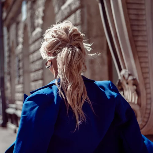 To Barbie Ponytail είναι το girly χτένισμα που θα σου χαρίσει άφθονο όγκο στα μαλλιά, όσο λεπτά κι αν είναι