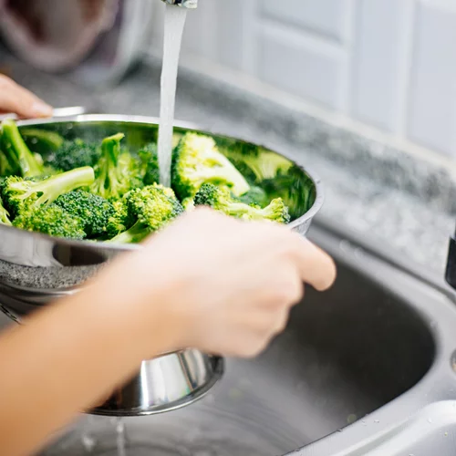 Το απόλυτο κόλπο για να φύγουν τα ζωύφια από το μπρόκολο