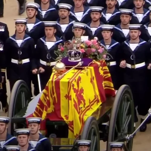 Στην κηδεία της Ελισάβετ η πριγκίπισσα Σαρλότ και ο πρίγκιπας Τζορτζ: Τι λέει η ειδικός για το αν "πρέπει" να παίρνουμε τα παιδιά σε κηδεία