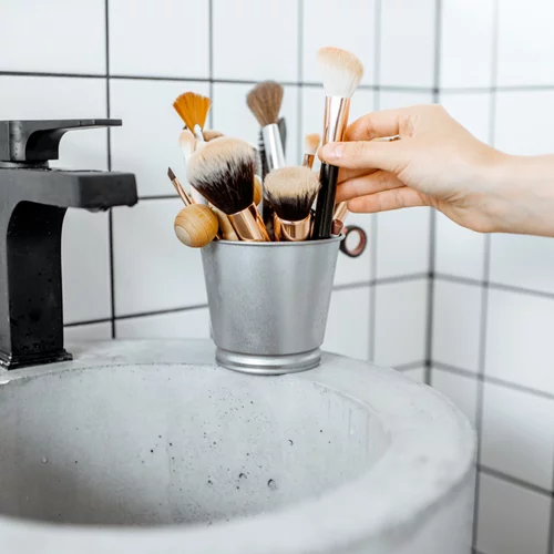 Να πώς θα καθαρίσεις σωστά τα πινέλα σου