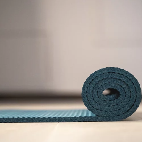 Χαλάκι γιόγκα: Οι κίνδυνοι υγείας που κρύβει, σύμφωνα με δερματολόγο και μικροβιολόγο