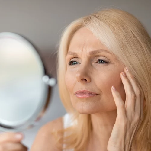 Μακιγιάζ στα μάτια μετά τα 50: Οι συμβουλές που αξίζει να ακολουθήσεις για ανάλαφρα looks που καμουφλάρουν τις ρυτίδες