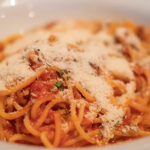 Η λαδομακαρονάδα του καλοκαιριού: με ωμή ντομάτα, σκόρδο και φέτα βαρέλι