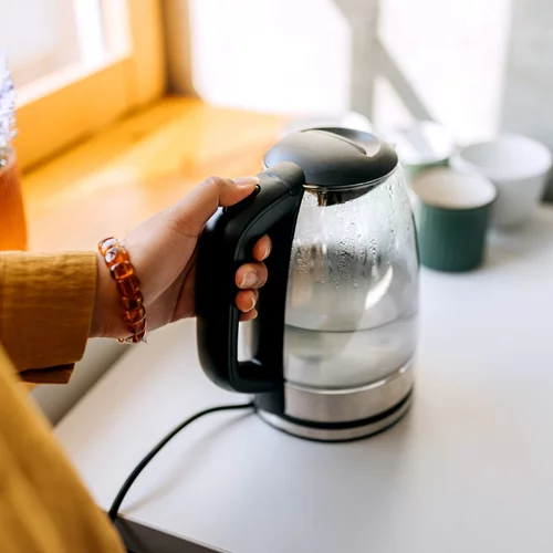 Καθάρισε πανεύκολα τον βραστήρα από τα άλατα με 1 μόνο υλικό!