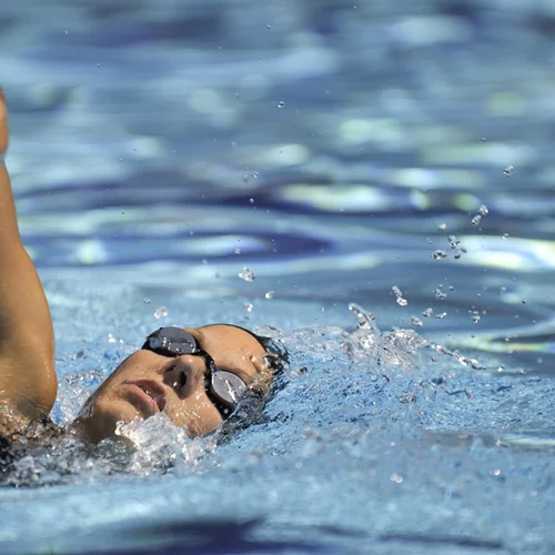 Αγκώνας του κολυμβητή: Γιατί πονά ο αγκώνας σου στο κολύμπι;