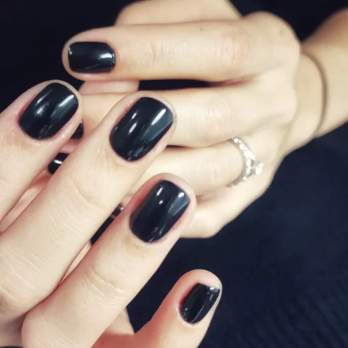 Το χρώμα στα νύχια που θα αντικαταστήσει το μαύρο φέτος