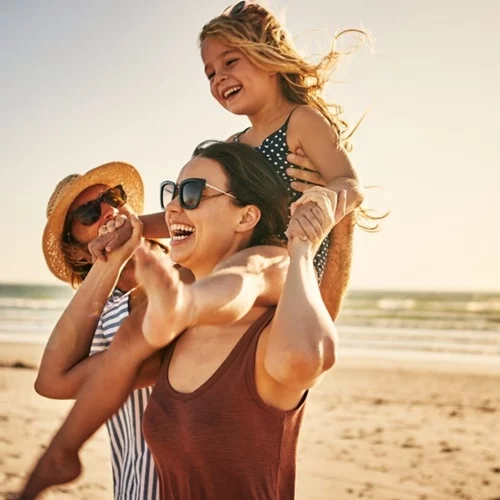 All-in sun care: Τα summer sets που προσφέρουν αντηλιακή προστασία σε όλη την οικογένεια