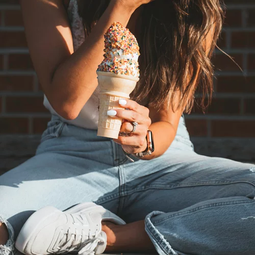 Φαγητό λόγω στρες: Οι 3 κινήσεις για να μην παίρνεις βάρος από το τσιμπολόγημα