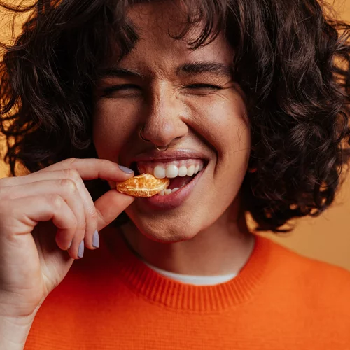 Λιγότερη φλεγμονή, καλύτερα ούλα: Η διατροφή που μειώνει τον κίνδυνο ουλίτιδας