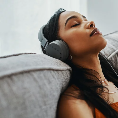 Ένα δισεκατομμύριο νέοι κινδυνεύουν με απώλεια ακοής - o λόγος;