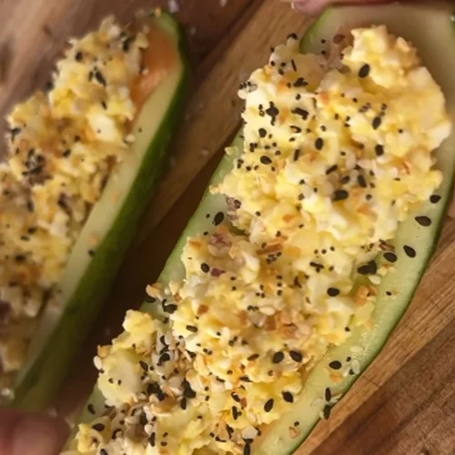 Σούπερ πρωτεΐνικές "βάρκες" αγγουριού: Ένα λαχταριστκό και ελαφρύ σνακ