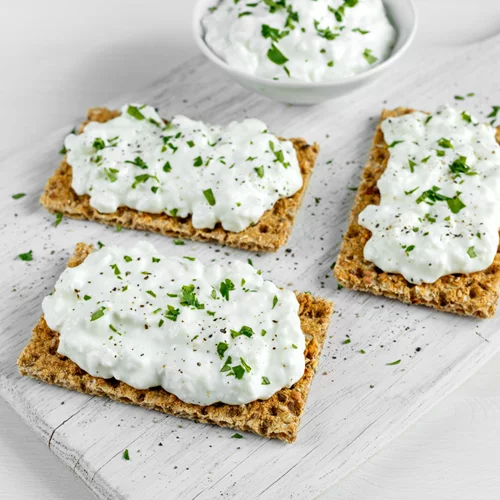 Σνακ πριν τον ύπνο: 3 κανόνες για να σε ωφελήσει το τσιμπολόγημα πριν κοιμηθείς