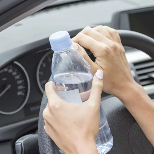 Γιατί δεν πρέπει ποτέ να αφήνουμε μπουκάλι νερού μέσα στο αυτοκίνητο