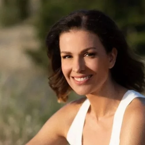 H Τζίνα Αλιμόνου προτείνει μια DIY συνταγή για βελτίωση της όψης των ρυτίδων στην περιοχή των ματιών