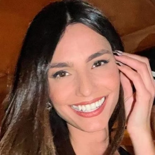 Πώς να αποκτήσεις πανεύκολα το bouncy blow-dry look της Ηλιάνας Παπαγεωργίου