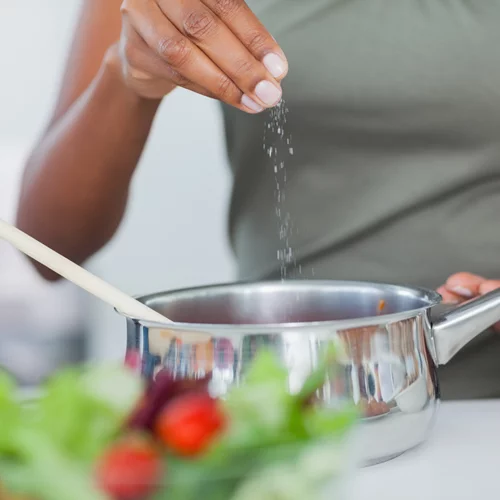 Γιατί πρέπει να σταματήσεις να ρίχνεις επιπλέον αλάτι στο πιάτο σου;