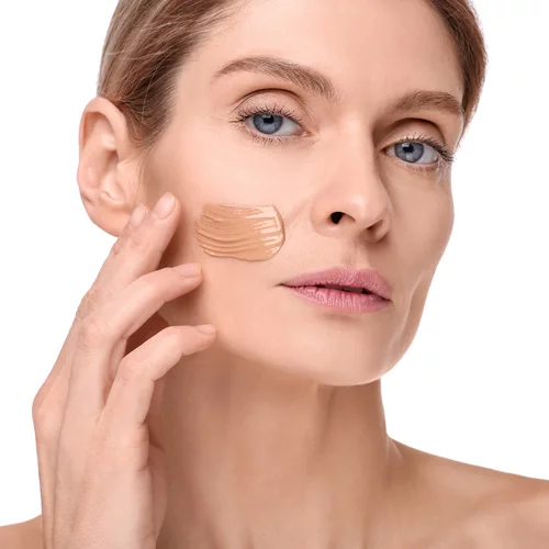 5 λεπτόρρευστα foundations για το καλοκαίρι που δεν βαραίνουν την επιδερμίδα