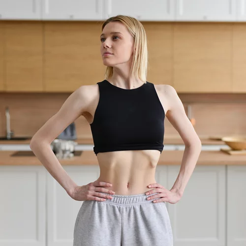 Ρουφάς συνέχεια την κοιλιά σου; Το επικίνδυνο λάθος που οδηγεί στο "σύνδρομο της κλεψύδρας"