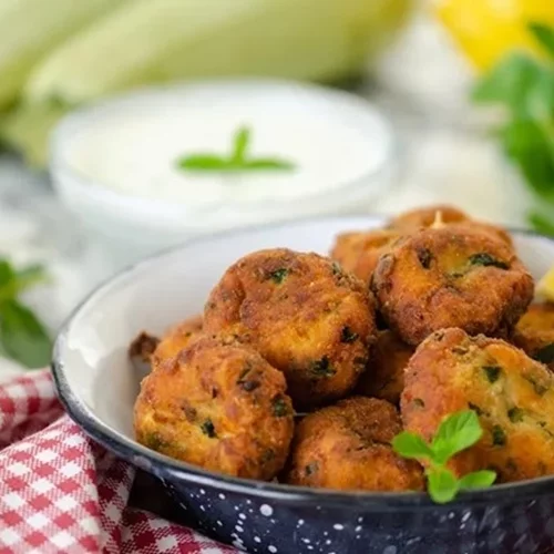 Ο απόλυτος μεζές του καλοκαιριού: Οι πιο εύκολοι και yummy κολοκυθοκεφτέδες της Αργυρώς Μπαρμπαρίγου