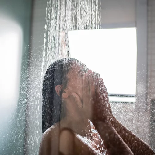 Ζεστό ντους vs κρύο ντους: Οι ιδανικές ώρες και τα οφέλη που σου προσφέρουν