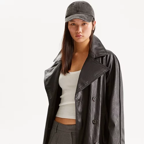 Bershka: Το ευκολοφόρετο παντελόνι της που συνδυάζεται με οποιοδήποτε look