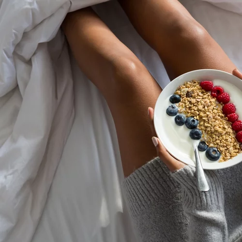 Κοιμήσου "σαν πουλάκι": 7 τροφές που φέρνουν ύπνο γλυκό + 4 που γίνονται "εφιάλτης"