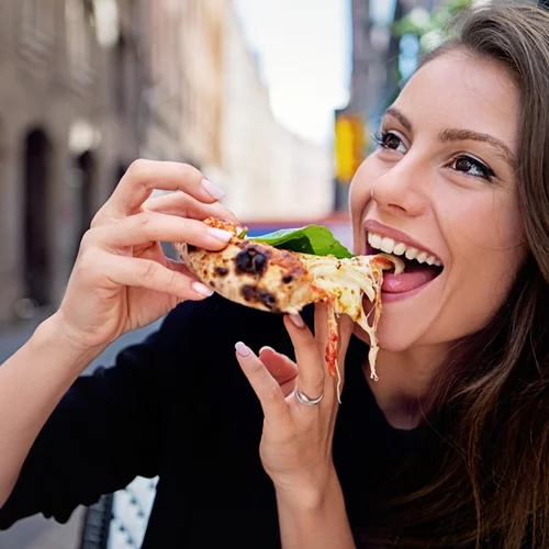 Λεκές από λάδι στα ρούχα: Πώς φεύγει σε λίγα λεπτά - Το απλό κόλπο που θα σε σώσει