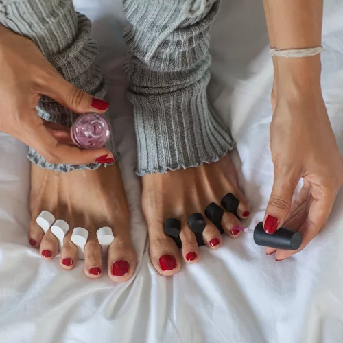 Φθινοπωρινό πεντικιούρ: Τα 5 πιο κομψά χρώματα όλων των εποχών
