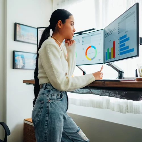 Όρθια γραφεία: Είναι η νέα τάση βλαβερή για την υγεία σου; Τι δείχνουν οι μελέτες