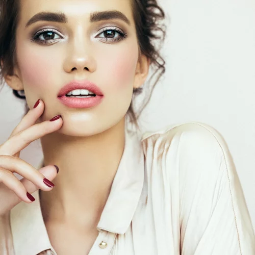 Eyes that pop | Η deep blue απόχρωση είναι αυτή που κολακεύει απόλυτα τα καστανά μάτια