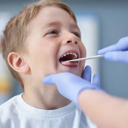 Στρεπτόκοκκος: Πώς γίνεται η διάγνωση, τι πρέπει να προσέχουν οι γονείς