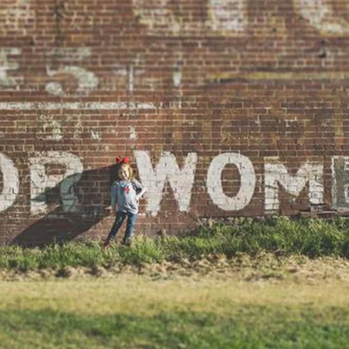 Ισότητα: Τι σημαίνει οικονομική βία και ποια επανάσταση μπορεί να φέρει η "Οικονομία της Φροντίδας"