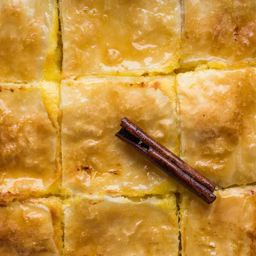 Θεϊκό γαλακτομπούρεκο με αμύγδαλα από τον Άκη Πετρετζίκη