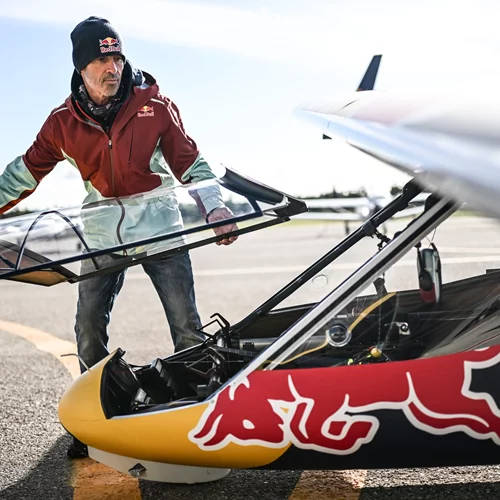 Απίστευτο: 9 ποδηλάτες της Red Bull–BORA–hansgrohe απογείωσαν ανεμόπτερο στη Μαγιόρκα μόνο με τα πόδια τους