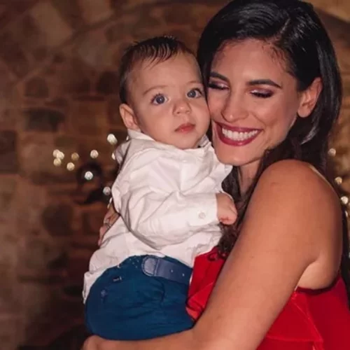 Θα γίνεις νονά; Τα χτενίσματα που επιλέγουν ξανά και ξανά οι πιο στιλάτες Ελληνίδες celebrities