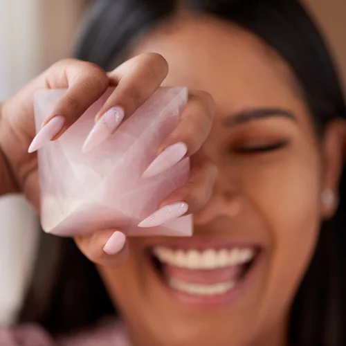 Τα ροζ μανικιούρ που υιοθετούν τώρα οι πιο στιλάτες γυναίκες