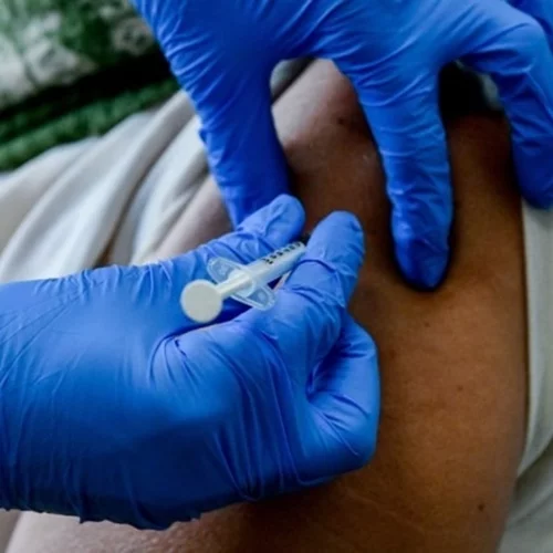 "Σύνδρομο μετά τον εμβολιασμό": Τι συμβαίνει με τις σπάνιες παρενέργειες του εμβολίου κατά του κορονοϊού