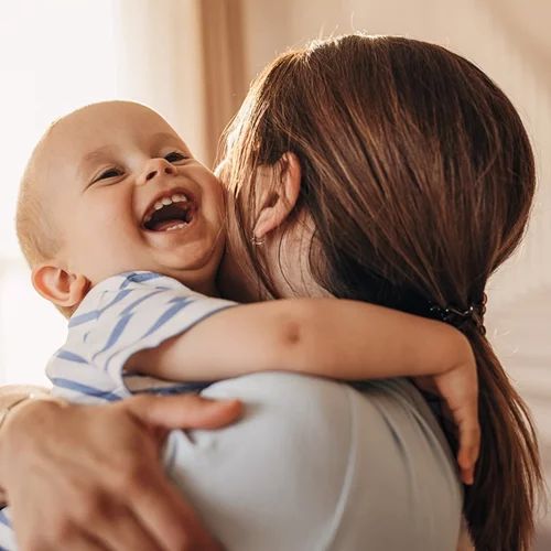 Έρευνα: Όσο περισσότερο αγκαλιάζουμε ένα μωρό τόσο πιο έξυπνο γίνεται
