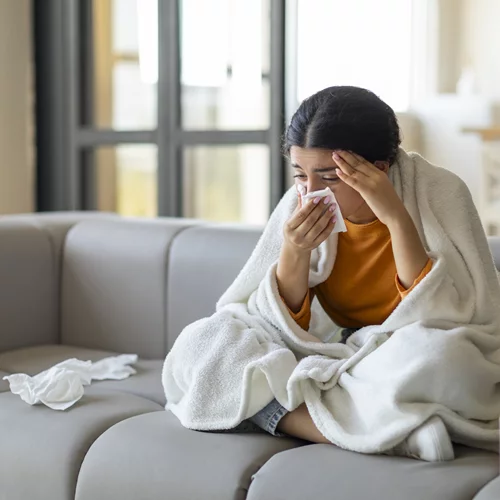Εποχικές λοιμώξεις: Χρειάζονται αντιβίωση; Τι απαντά η παθολόγος