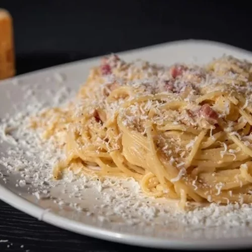 Ζυμαρικά αλά κρεμ χωρίς τύψεις: Η πιο healthy εκδοχή με γιαούρτι της αγαπημένης σου μακαρονάδας