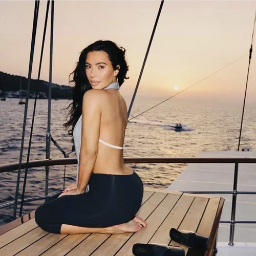 Kim Kardashian | 6 μυστικά που μεταμορφώνουν το σώμα σου σε 5 λεπτά από τη γυμνάστριά της