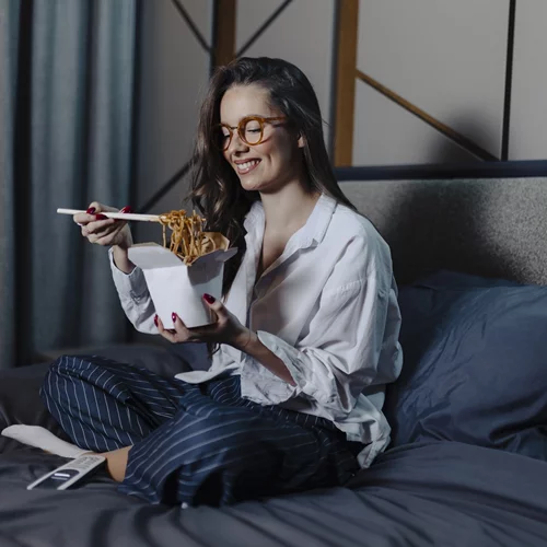 Θες ξεκούραστο ύπνο; Tόση ώρα πριν πρέπει να σταματήσεις το φαγητό