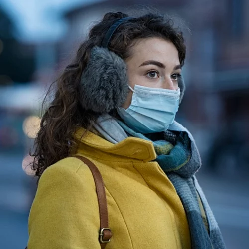 "Να κολλήσουμε Όμικρον να τελειώνουμε;" - 3 ειδικοί απαντούν