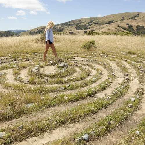 Πώς το περπάτημα σε λαβύρινθο ωφελεί την υγεία σου;