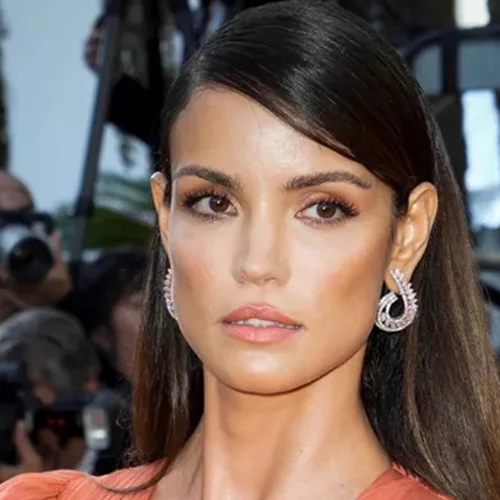 Γάμος σε νησί: 3 hair looks που θα σε χρίσουν την πιο chic καλεσμένη της βραδιάς