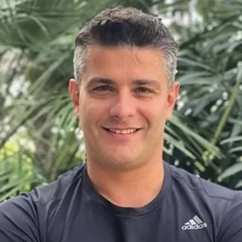 Ο Μιχάλης Καφετζής διδάσκει τις γυναίκες πώς να υπερασπίζονται τον εαυτό τους