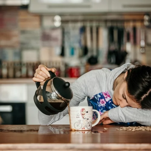 Έρευνα επιβεβαιώνει ότι οι μπαμπάδες κοιμούνται περισσότερο από τις μαμάδες